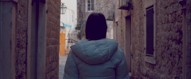 Ένα Κορίτσι Περπατά Κατά Μήκος Ενός Στενού Σκοτεινού Δρόμου Στην — Αρχείο Βίντεο