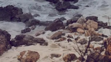 Fırtına dalgaları kıyıdaki kayalıkları yıkıyor.