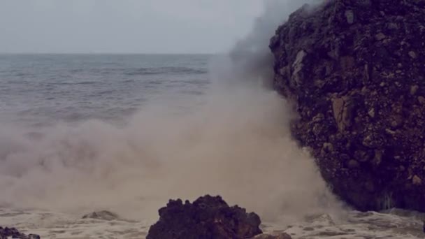 Storm Wave Breaks Large Stone Covering — Vídeo de Stock
