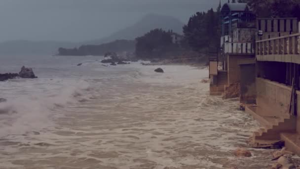 Uma Onda Tempestade Esmaga Uma Estrutura Praia — Vídeo de Stock