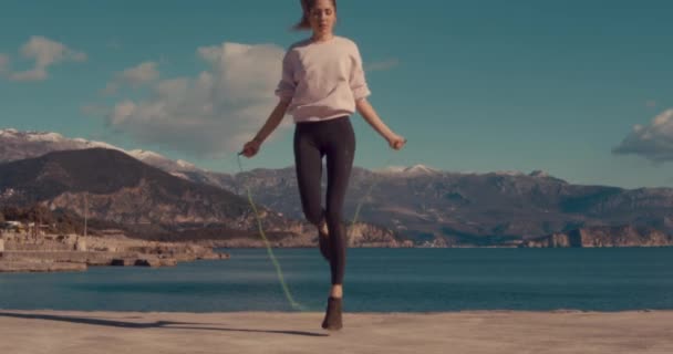Junges Mädchen Springt Auf Springseil Und Bleibt Stehen — Stockvideo