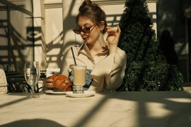 Kafedeki kızın bir eli kurosan ve hazırlanıyor.