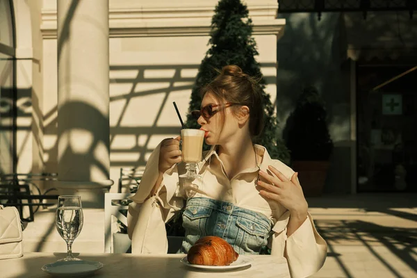 Dziewczyna Otwartej Kawiarni Pijąca Kawę Szklanki — Zdjęcie stockowe