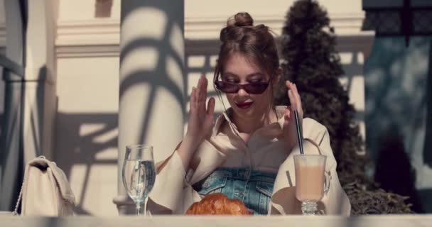 Menina Adulta Café Pega Croissant Fresco Com Ambas Mãos Gosta — Vídeo de Stock