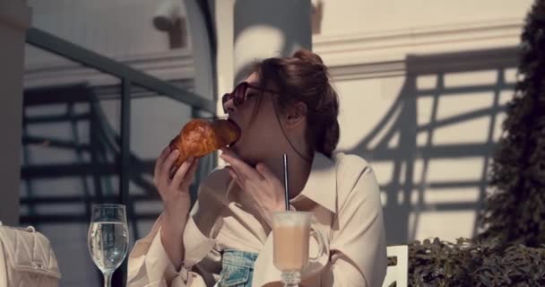 Una Chica Adulta Café Tratando Tomar Bocado Croissant — Vídeos de Stock