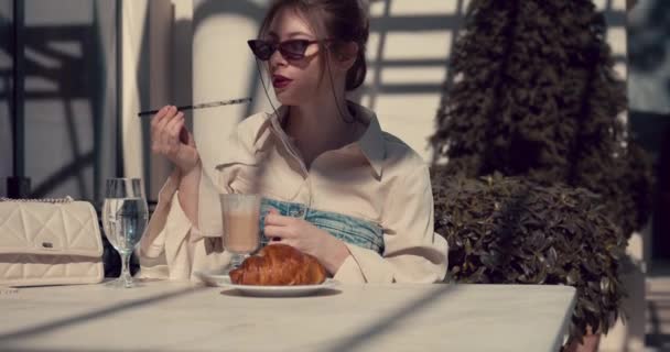Bir Kafede Kahve Köpüğü Yiyen Yetişkin Bir Kız — Stok video