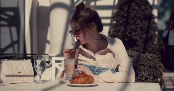 Ενήλικο Κορίτσι Ένα Καφέ Πίνοντας Καφέ Από Ένα Ποτήρι Μέσα — Αρχείο Βίντεο