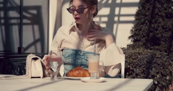 Chica Adulta Café Bebiendo Agua Vaso — Vídeos de Stock