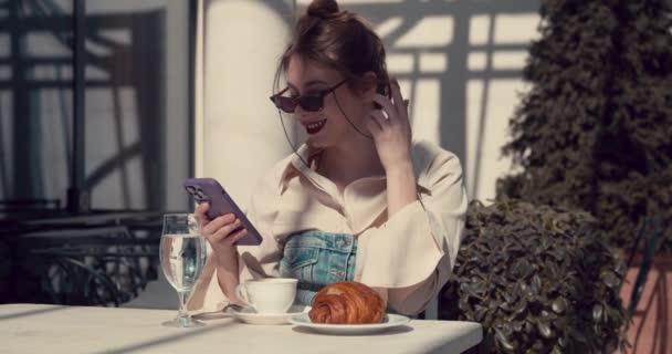 Доросла Дівчина Літньому Кафе Спілкується Мобільному Телефоні — стокове відео