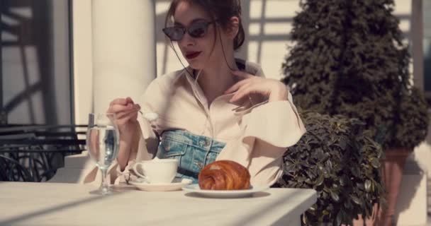 Chica Adulta Café Aire Libre Utiliza Una Cucharadita Para Comer — Vídeos de Stock