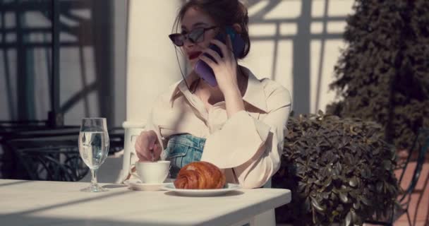 Erwachsenes Mädchen Telefoniert Und Rührt Kaffee — Stockvideo