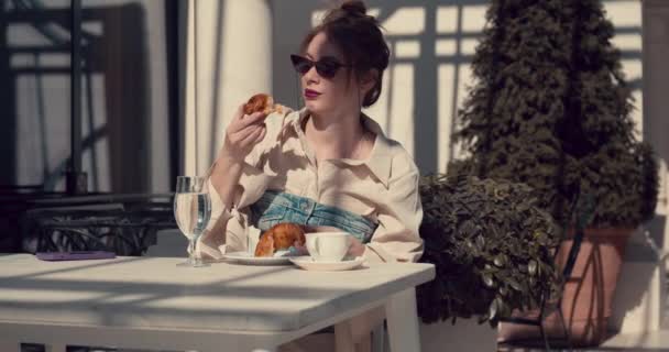 Dospělá Dívka Sedí Stolu Kavárně Chodníku Kousne Croissantu — Stock video