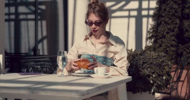 Dívka Uchopí Croissant Oběma Rukama Opatrně Rozlomí — Stock video