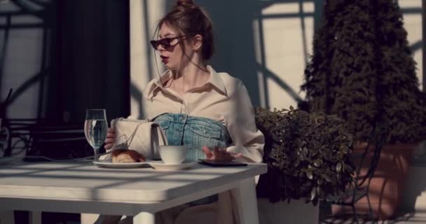 Een Meisje Een Café Houdt Tas Van Een Vrouw Vast — Stockvideo