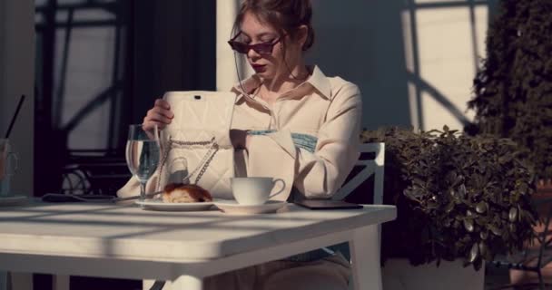 Een Meisje Een Café Betaalt Contant Voor Het Ontbijt — Stockvideo
