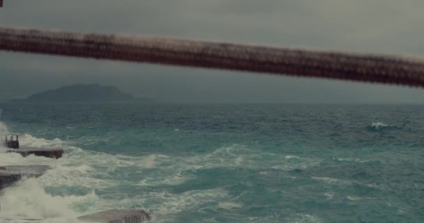 Камера Повільно Рухається Праворуч Показуючи Панораму Бурі Кінематографічне Відео Середземноморського — стокове відео