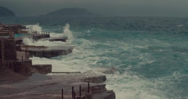 Волны Разбиваются Скалистом Пляже Черногории Кинематографическое Видео Средиземного Моря Бурно — стоковое видео