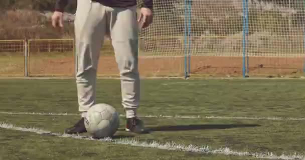 新手足球运动员用脚踢两腿中间的球使身体暖和起来 电影摄像视图 — 图库视频影像