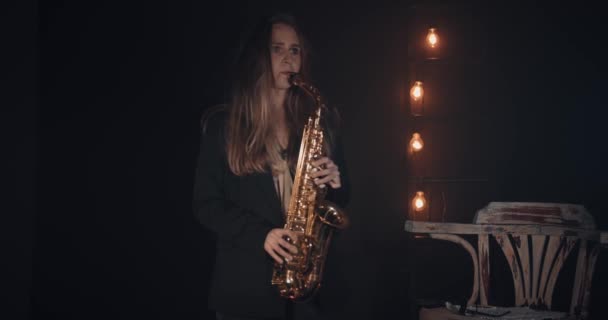Una Joven Presenta Concierto Toca Solo Saxofón Escenario Frente Audiencia — Vídeos de Stock