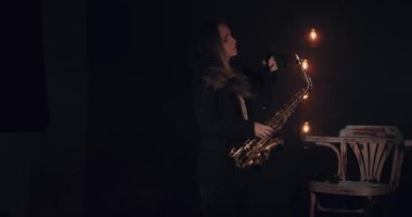 Karanlık bir geçmişi olan genç bir kız performansından sonra saksafonunu çıkarır ve sahneyi terk eder. Arka planda duman ve etkin olmayan ışık