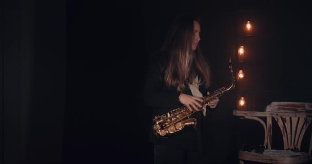 Young Female Saxophonist Waiting Performance Start Adjusting Mouthpiece Her Saxophone — Stock Video