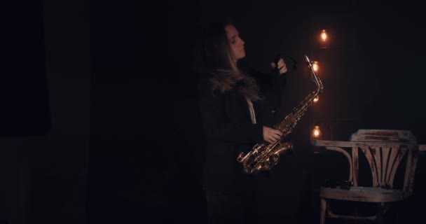 Una Joven Sobre Fondo Oscuro Retira Saxofón Después Actuación Abandona — Vídeo de stock