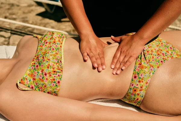 Una Giornata Sole Sulla Spiaggia Massaggiatore Femminile Massaggia Muscoli Addominali — Foto Stock
