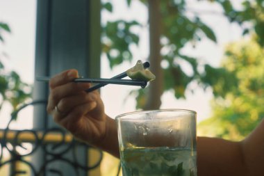 Dışarısı gerçekten sıcak olduğunda, buzlu ve limonlu soğuk bir içecek lezzetli olacaktır.