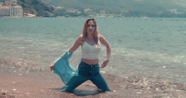 Suda Islak Kot Giyen Islak Mavi Gömleğini Çıkaran Genç Bir — Stok video