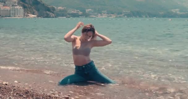 Islak Kotlu Genç Bir Kadın Suda Oturup Saçını Düzeltiyor Ağır — Stok video