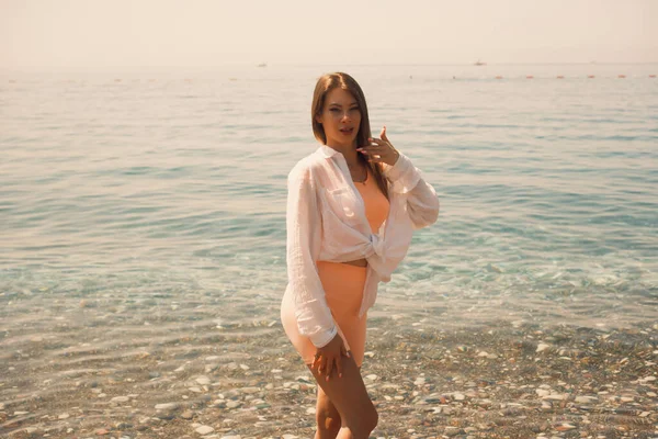 Young Girl Sea Beach White Shirt Posing Camera Wet Look — Stock Photo, Image