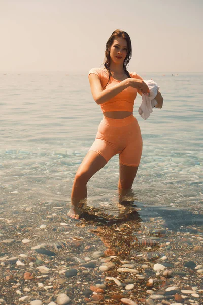 Una Joven Vestida Con Ropa Mojada Está Parada Mar Mirando —  Fotos de Stock