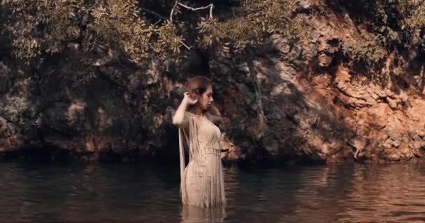 Genç Bir Kız Beline Kadar Suya Batmış Saçını Düzleştiriyor Kameraya — Stok video