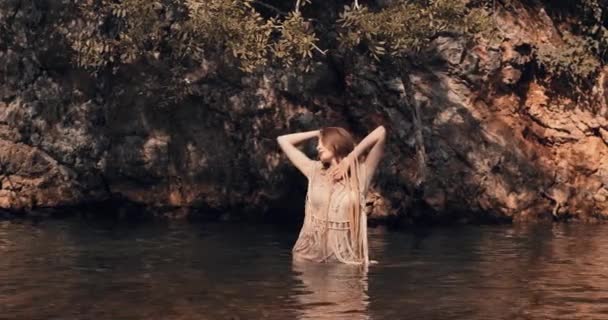 Mladá Dívka Pás Vodě Upravovala Vlasy Stínu Větví Velkých Stromů — Stock video