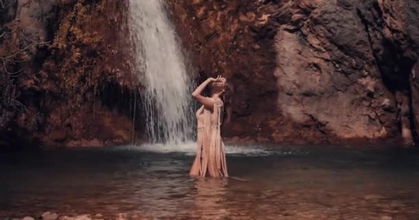 Mladá Dívka Stojí Kolena Vodě Obdivuje Sluneční Světlo Vodopád Pozadí — Stock video