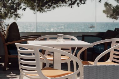 Plajdaki bir yazlık kafede boş bir masa. Turist sezonu, ama turist yok.