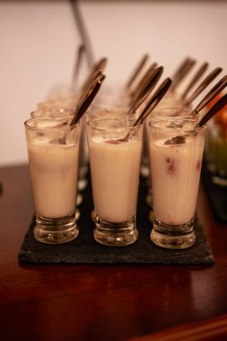 Tatlı kaşığıyla uzun bir bardakta tatlı krema