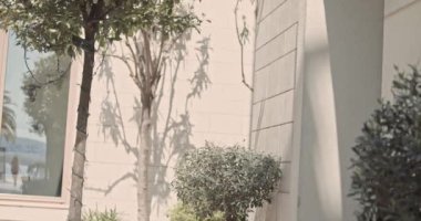 Şehirde bir kadın kameranın önünde sağdan sola yürüyor..