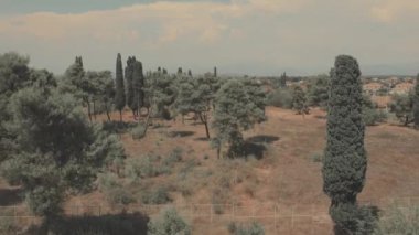 İnsansız hava aracı orta hızda terk edilmiş bir binaya doğru uçuyor ve daha sonra alçalmaya başlıyor.