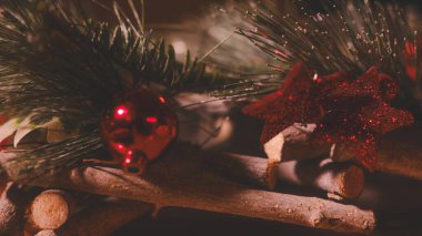 Kırmızı bir yıldız ve kırmızı bir top tahta bir yüzey üzerindedir. Yıldız kırmızı parıltılı bir maddeyle çevrilidir. Sahne neşeli ve neşeli, yıldızın kırmızı ve altın renkleriyle