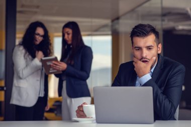 Girişimci iş adamları modern ofiste her gün çalışıyorlar..
