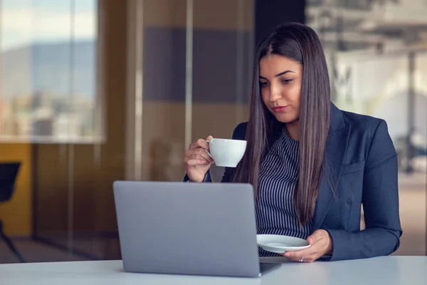 Młoda Kobieta Pracująca Laptopie Pijąca Kawę Biurze — Zdjęcie stockowe