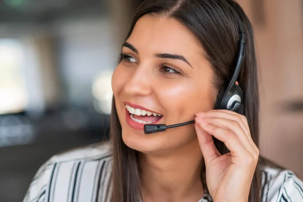 Young Friendly Operator Woman Agent Headsets Working Call Centre — Stock Photo, Image