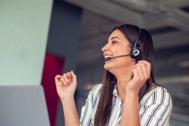 Genç dostu operatör kadın ajan çağrı merkezinde kulaklıklar ile