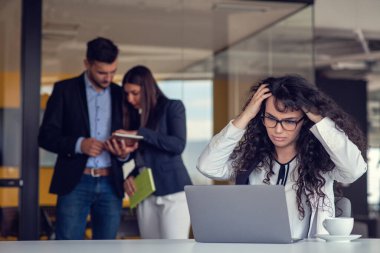 Takım iş tartışıyor. Yeni proje beyin fırtınası açık alan ofis ve başlangıç mürettebat. Kağıt klasör olan kadın. Film etkisi, bulanık arka plan, lens flare etkisi.