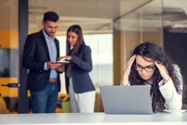 Takım iş tartışıyor. Yeni proje beyin fırtınası açık alan ofis ve başlangıç mürettebat. Kağıt klasör olan kadın. Film etkisi, bulanık arka plan, lens flare etkisi.