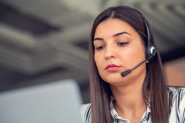 Młody Operator Przyjazny Kobieta Agenta Zestawów Słuchawkowych Pracuje Call Center — Zdjęcie stockowe