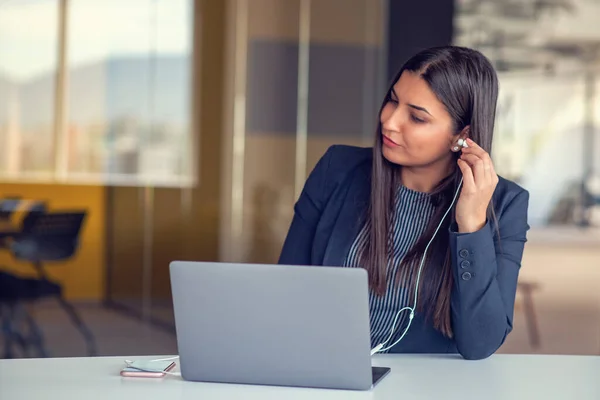 Young Latin Project Manager Ponerse Los Auriculares Trabajar Ordenador Portátil — Foto de Stock