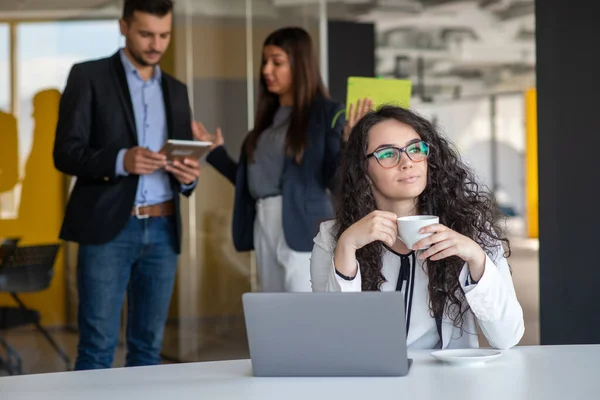 自信有吸引力的年轻商业女人在手里在现代办公的平板电脑启动工作业务团队在办公室 — 图库照片