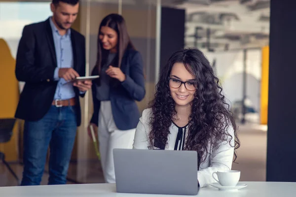 自信有吸引力的年轻商业女人在手里在现代办公的平板电脑启动工作业务团队在办公室 — 图库照片